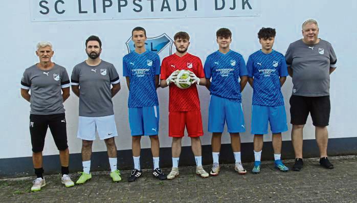Freuen sich auf das Abenteuer Bezirksliga (v.l.): Chefcoach Panos Tsitsios, Co-Trainer Manuel Lopez, die externen Neuzugänge Luis Conze, Dion Thiel, Steven Mastel, Linus Beckemeyer und Co-Trainer Manuel Schröder. Es fehlt Louis Briewig. Foto: Dannhausen
