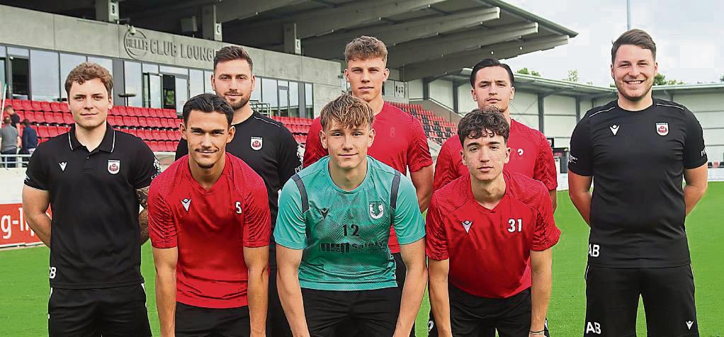 Vieles ist neu bei der A-Jugend des SV Lippstadt: Das Trainerteam um Alexander Brinschwitz (r.), Christopher Brinschwitz (l.) und Alex Koukidis (h.l.) begrüßte Theodoros Sinapidis, Noah de Beer und Nevio Lindau (v.v.l.) sowie Daniel Schwabauer und Leonard Juka (h.v.l.) als Neuzugänge. Foto: Feichtinger
