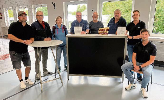 Freuten sich über die Förderplaketten für die erfolgreich abgeschlossenen Projekte (v.l.): Steven Rinschede, Udo Heinrich, Michaela Gran, Alfons Levenig, Bernd Cordes, Ulrich Heimann, Florian Wienecke und Dennis Wolff. Foto: A.Bsdurek