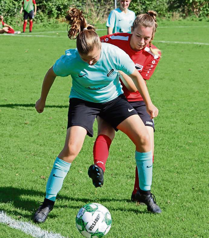Einen ganz besonderen Tag müssen laut Trainer Heinke die Stirper Frauen (helle Trikots) erwischen, wenn sie sich gegen den SV Thülen etwas ausrechnen wollen. Foto: Feichtinger