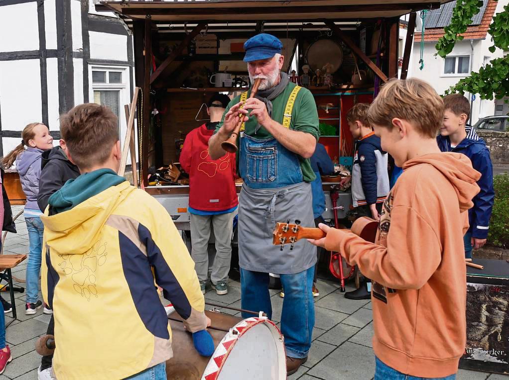 Der Mundwerker begeisterte die Schulkinder mit seinen Instrumenten. Fotos: A. Bsdurek