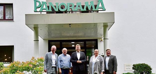 Feierten mit 150 Gästen das 50-Jährige, v.l.: Geschäftsführer Joachim Stapper-Müer, Thomas Keck (Direktor der Rentenversicherung), Staatssekretär Matthias Heidmeier, Sabine Bockhorst (Klinikleitung) und Bürgermeister Arne Moritz.