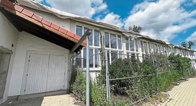 Soll im Sommer abgerissen werden: die Einfachsporthalle am Evangelischen Gymnasium. Sie ist seit dem Tornado nicht mehr nutzbar. Stattdessen möchte die Stadt dort eine Freilufthalle bauen. Foto: Cegelski