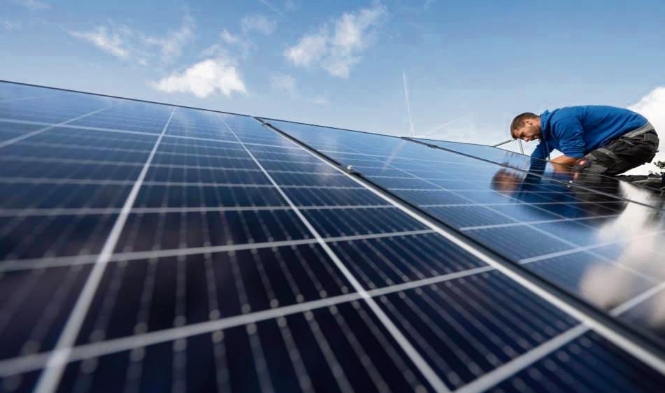 Strom vom eigenen Dach: Mit dem Mieterstrom-Modell sollen auch Nicht-Immobilieneigentümer von örtlich erzeugter grüner Energie finanziell profitieren. Foto: Marijan Murat/dpa