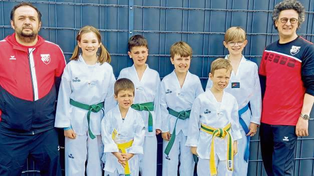Drei Platzierungen für den TV Kallenhardt: Romy Feldmann (2.v.l.) holte Gold beim internationalen Inde-Pokal.