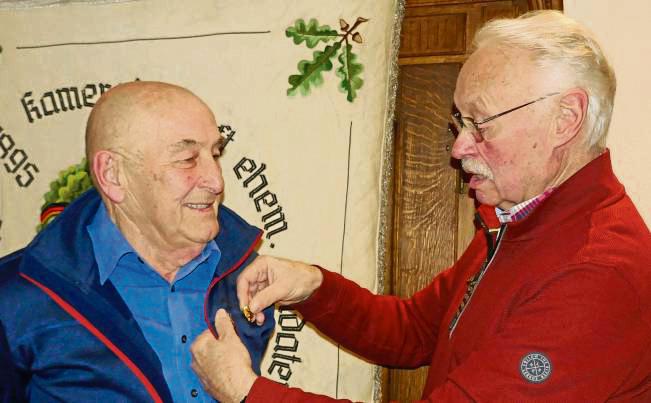 Kassierer Helmut Hoffmeier (r.) heftete Oberst Reinhard Riekötter die „Treuenadel in Gold“ für 50-jährige Mitgliedschaft an. Diese Ehrung nahm der Jubilar sichtlich erfreut entgegen. Foto: Priesnitz