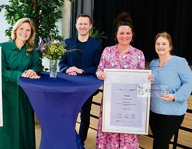 Freuen sich über die Auszeichnung (v.l.): die didaktische Leiterin Andrea Garcia, Schulleiter Jan Haurand und Studienrätin Linda Keil von der Städtischen Gesamtschule mit Theaterleiterin Frauke Kämmerling (KWL).
