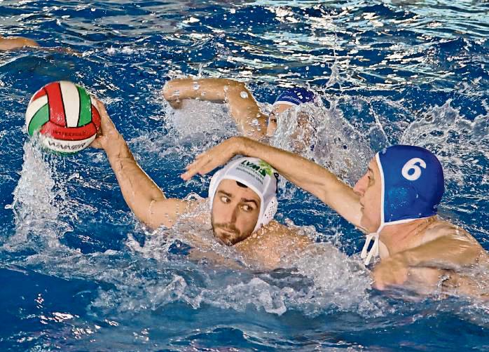 Eine runde Sache war das Turnier, das die Wasserballabteilung von BW Eickelborn organisiert hatte. So herrschte auch am Beckenrand ein tolle Stimmung. Foto: Feichtinger