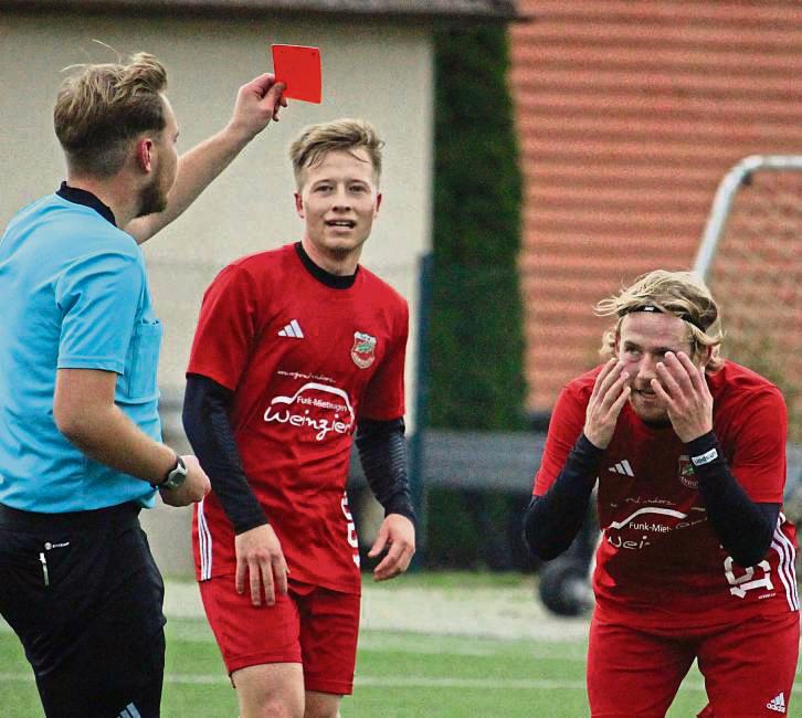 Nicht zu fassen – denkt sich der Anröchter Adrian Grothe (r.) in dieser Szene. In der 28. Minute sieht er die rote Karte wegen einer Notbremse. Eine harte Entscheidung, und der Wendepunkt im Kellerduell, welches die SG Suttrop/Kallenhardt am Ende deutlich mit 5:1 für sich entscheidet. Foto: Thorsten Heinke