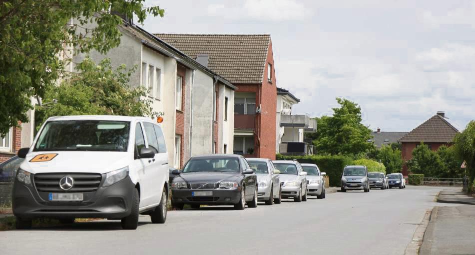 Das Parkchaos in der Karl-Maertin-Straße soll – zunächst als Verkehrsversuch – durch wechselseitiges Blockparken vermieden werden. Foto: Löseke