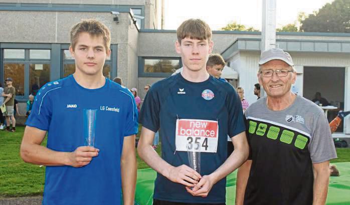 LA-Abteilungsleiter Franz Grawe (r./TSV Rüthen) zeichnete Felix Bäumer (v.l./LG Coesfeld) und Niklas Everwin (Warendorfer SU) mit einem kleinen Geschenk aus.