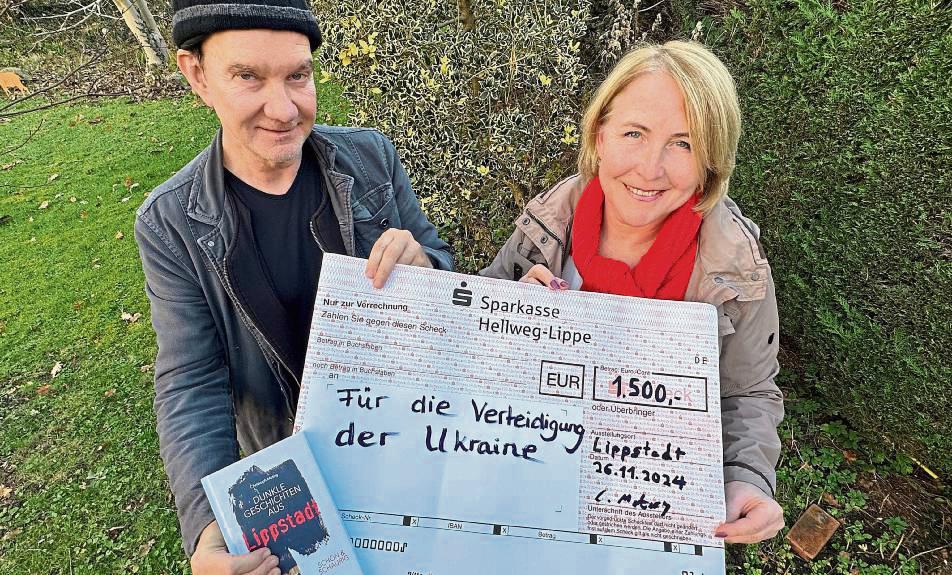 Christoph Motog, Autor der „Dunklen Geschichten aus Lippstadt“, hat sein Buchhonorar an Tatjana Stallmeister gespendet – für ihre Hilfsaktionen in der Ukraine. Foto: Cegelski
