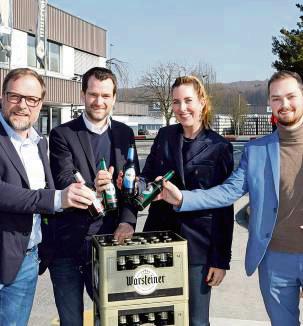 Nicht nur diskutiert, sondern auch probiert wurde beim Besuch von Bierbotschafters Johannes Vogel (2.v.l.) und Kreistagsmitglied Fabian Griewel bei der Warsteiner.