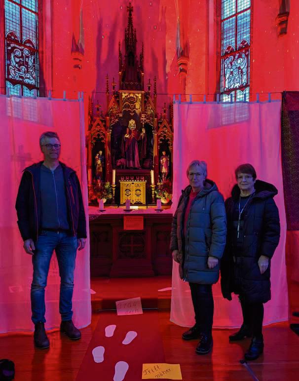 Die Kapellengemeinde, hier vertreten durch Wilfried Budde, Ursula Graskemper und Reinhild Schramm (v.l.), hat die Ausstellung nach Uelde geholt. Fotos: Raestrup