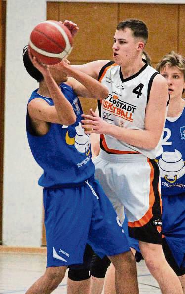 Zum Siegen verdammt: Die Basketballer des LTV Lippstadt (in Weiß) werfen die Flinte im Meisterrennen nicht ins Korn. Foto: Heinke