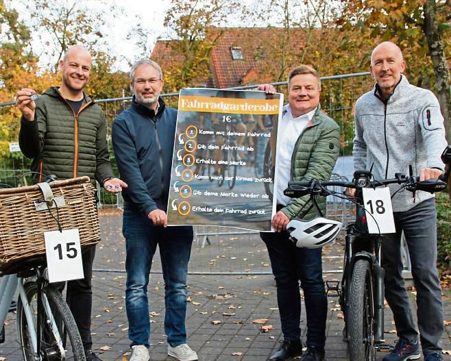 Stellten das Konzept der neuen Fahrradgarderobe am Shalom in der Brüderstraße vor (v.l.): Christoph Hermes (KWL), Ingo Pahrmann (Löckenhoff), Bürgermeister Arne Moritz und Verkehrsplaner Michael Tröger (Stadt Lippstadt). Foto: Puls