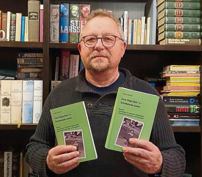 Lothar Strauch liest im Trauzimmer im Königshof aus seinem eigenen Buch „Zum Papa fahr’n – Schokolade essen“.