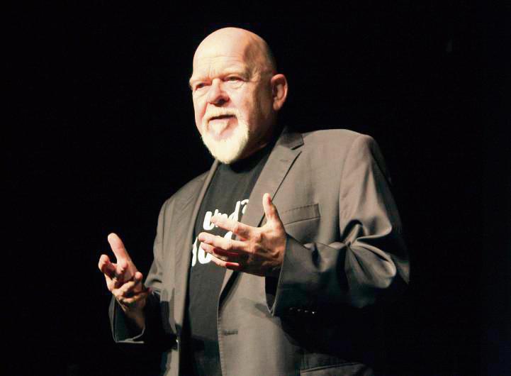 In Plauderlaune: Bernd Gieseking bei seinem Besuch auf der Schlossbühne Overhagen. Foto: Helga Wissing