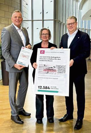 Mehr als 12 500 Stimmen pro München-ICE hat Anke Victor (M.) gesammelt. Die Petition hat sie am Mittwoch im Landtag übergeben – hier mit Jörg Blöming (r.) und Matthias Goeken.