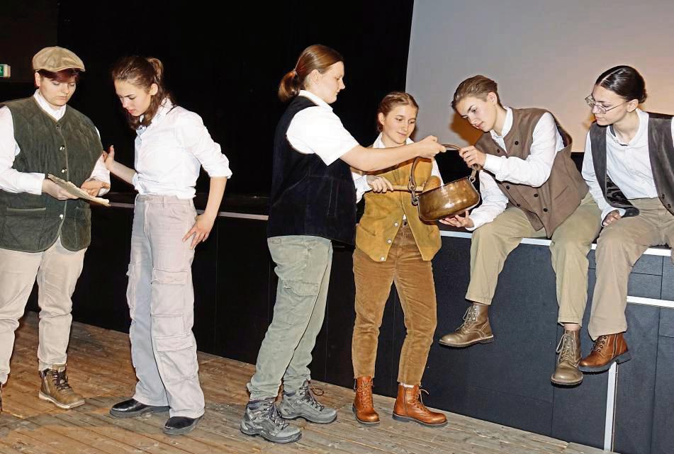 Der Literaturkurs des Friedrich-Spee-Gymnasiums brachte Shakespeares Klassiker „Sommernachtstraum“ in einer ganz besonderen Version auf die Bühne. Fotos: Kloer