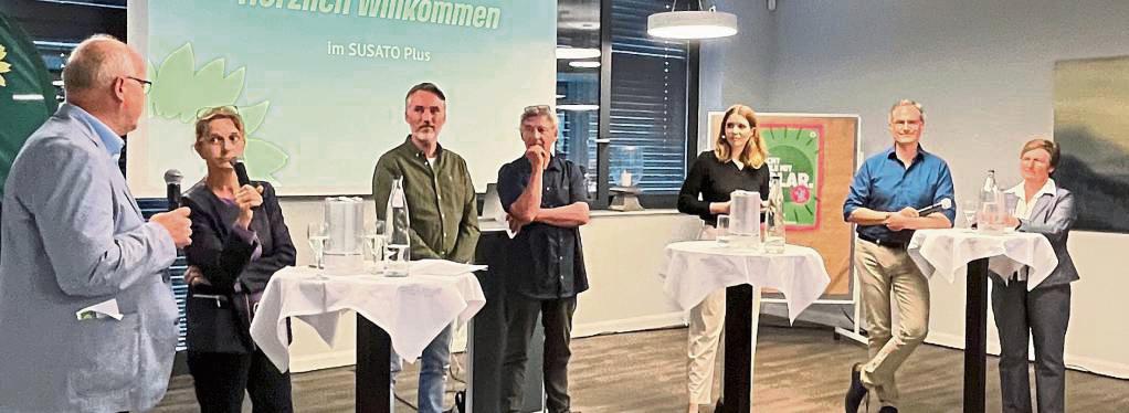 Ins Gespräch kamen (v.l.): Josef Lehmenkühler, Vorsitzender Landwirtschaftlichen Kreisverbands, Dr. Anne Monika Spallek, ehemalige Bundestagsabgeordnete (Kreis Coesfeld), Jan Hülsemann, Landratskandidat der Grünen, Biolandwirt Christian Kroll-Fiedler (Warstein), Eva Schulze-Gabrechten, Moderatorin (Hellwegradio), Dr. Marc Boelhauve und Prof. Dr. Tanja Schäfer (beide Fachhochschule Südwestfalen).
