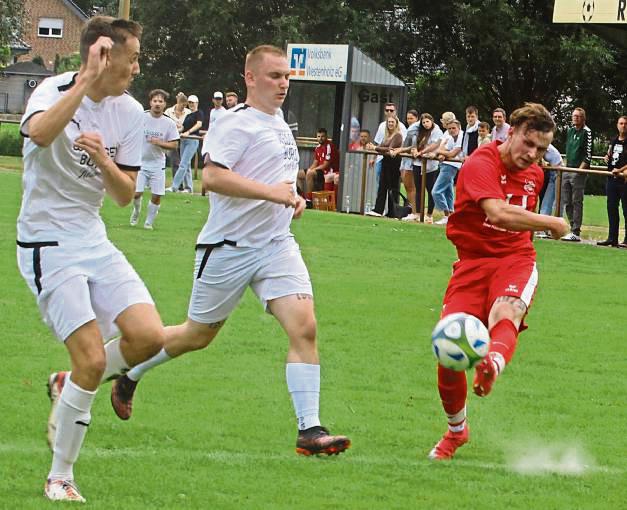 Die Leistung des SV Sudhagen (in Rot ) wirbelte beim 1:0-Sieg in Mantinghausen mehr Staub auf als die der SG Verlar/Mantinghausen, die zu brav agierte. Foto: Brand