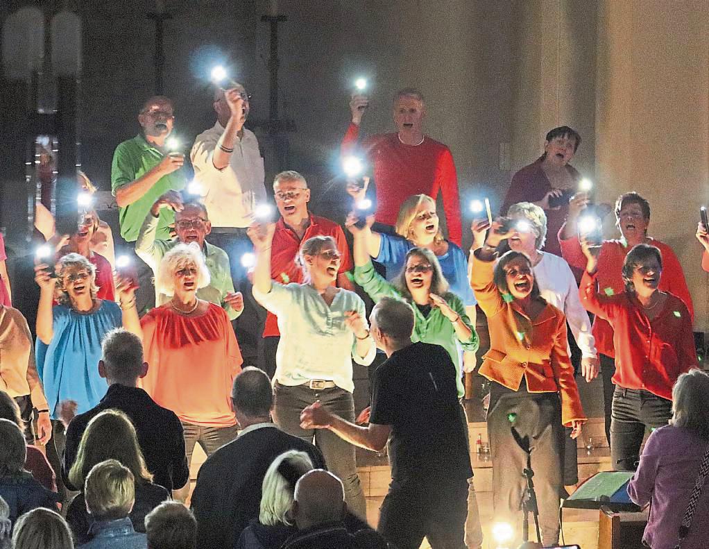 Andächtig, nachdenklich und auch ganz viel Lebensfreude: Das Night-of-Light-Konzert des Chores TonArt riss das Publikum mit. Foto: Bertermann