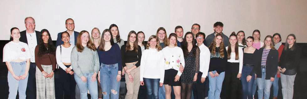 Noch ist die Kinoleinwand weiß: Vor der großen Premiere der Dokumentation „Der Weg zum Horizont“ stellten sich die am Projekt beteiligten Jugendlichen und der Horizontas-Vorstand fürs Gruppenfoto auf. Foto: Meschede