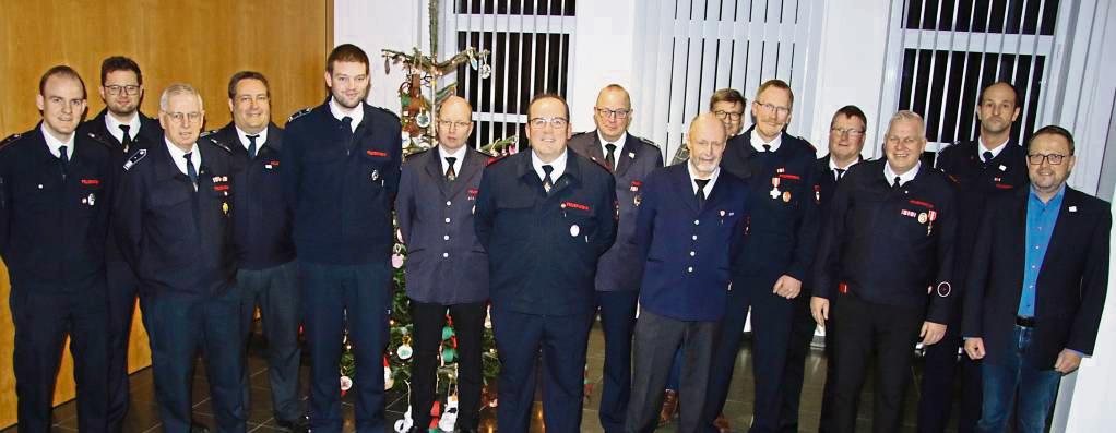Bilden zusammen hunderte Jahre wertvoller Brandschutz-Erfahrung: Die Jubilare der Anröchter Feuerwehr wurden nun von der Gemeinde geehrt. Foto: Feuerwehr Anröchte / Görge