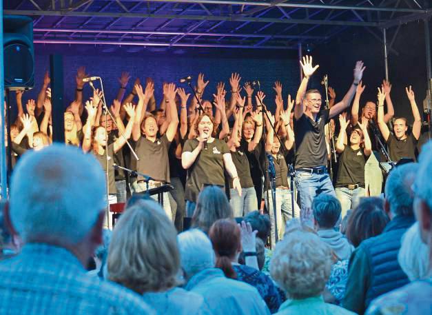 Die Mitglieder des Gospelchors sangen aus voller Seele – und animierten die Anwesenden zur Interaktion. Fotos: Dietmar Gröbing