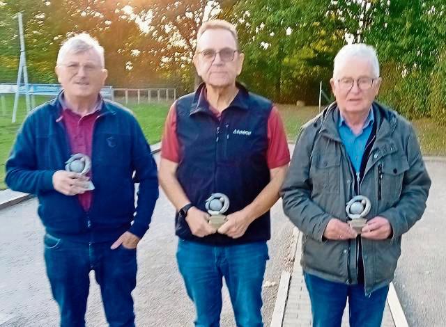 Boule-Vereinsmeister bei Germania Esbeck wurde Dietmar Müller (Mitte). Auf den weiteren Plätzen folgten Siegmar Korn (l.) und Berthold Brieskorn (r.).