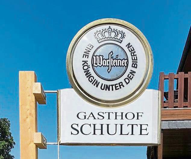 Das Schild des ehemaligen Gasthofs Schulte soll beim Dorffest für einen guten Zweck versteigert werden.