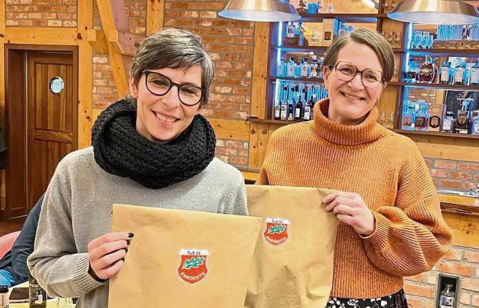 Zu den Sportlerinnen des Jahres in Reihen der Anröchter Handball-Abteilung wurden Sabrina Schüller-Przybilla (l.) und Mareike Ising (r.) gekürt.