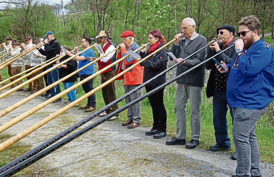 Eindrücklich war beim Abschlusskonzert das Zusammenspiel aller Alphörner. Fotos: Kloer