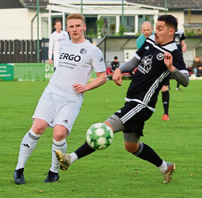 Für Arminia Langeneicke (in Schwarz) sind drei Punkte im Heimspiel gegen Viktoria Lippstadt Pflicht. Foto: Feichtinger