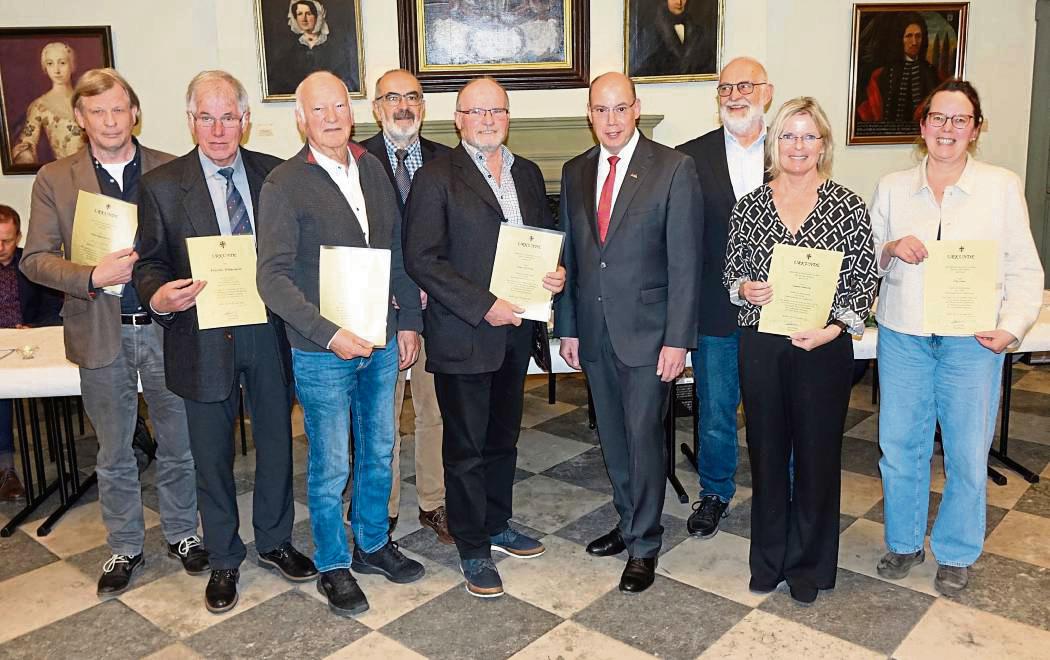 Bürgermeister Peter Weiken verabschiedete einige lokalpolitische Mandatsträger und bedankte sich für deren Mitarbeit. Fotos: Marcus Kloer