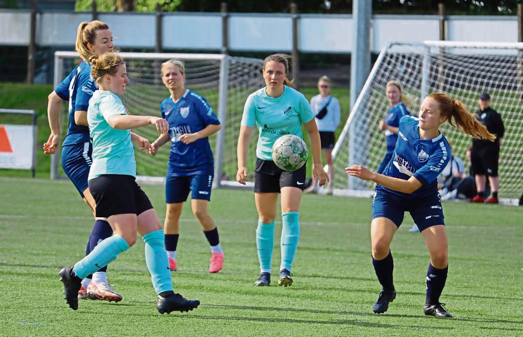 Das Landesliga-Derby zwischen den Frauen aus Wadersloh (in Blau) und Stirpe war eine klare Angelegenheit. Der TuS ließ zum Auftakt beim 5:0 nichts anbrennen. Foto: Feichtinger