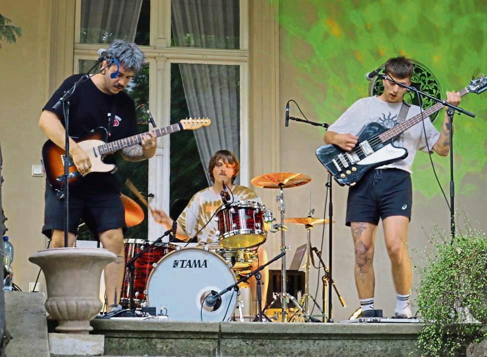 Hungergefühl überzeugt mit einem alternativen rockigen Sound auf der Gardenstage.