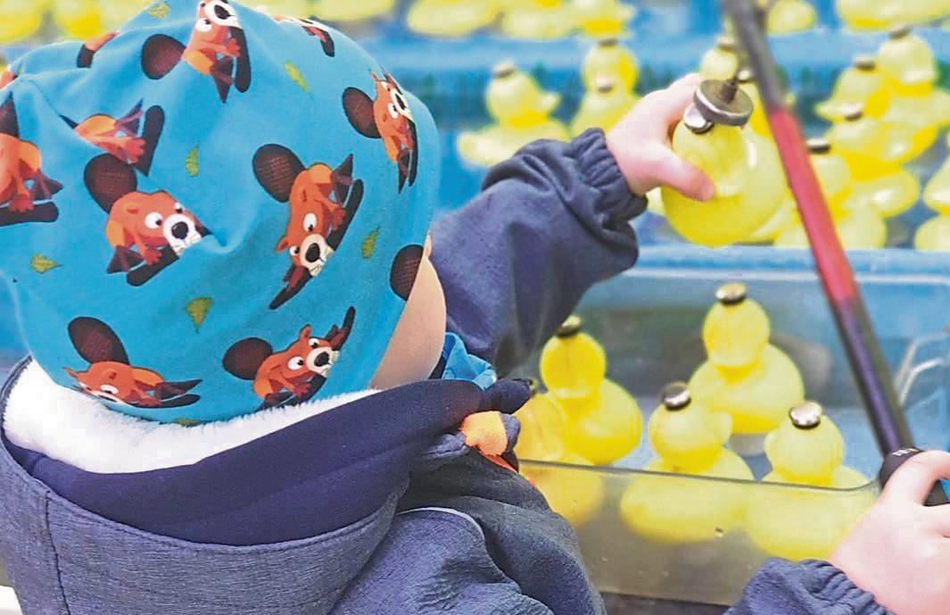 Entenangeln steht auf der Anröchter Herbstkirmes offenbar hoch im Kurs: Auch die Kids der Kindertagespflege „Die Küstenkinder“ aus Anröchte haben jedes Jahr ihren Spaß daran.