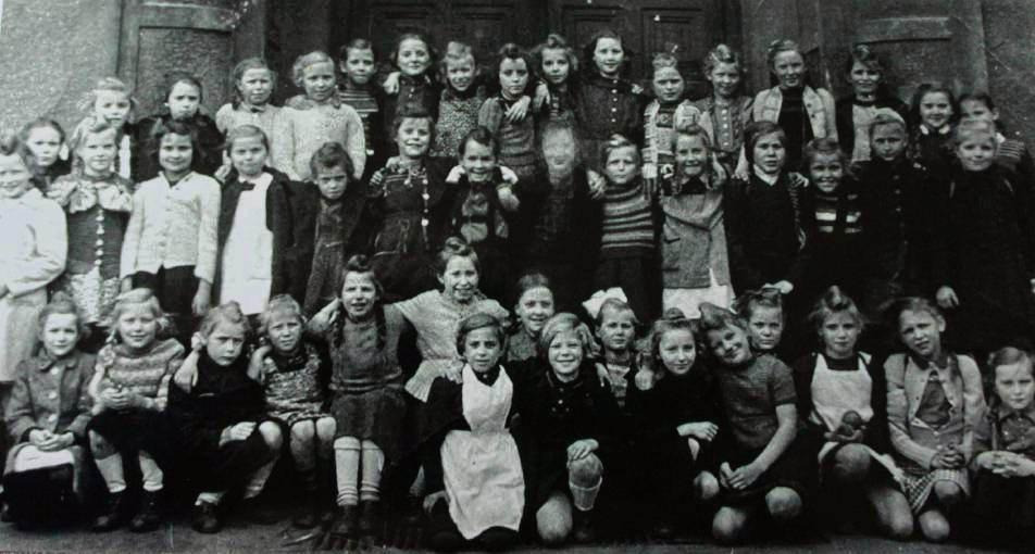 53 Mädchen aus den Geburtsjahrgängen 1937/38/39 besuchten gemeinsam eine Klasse in der Katholischen Mädchenschule in Geseke. Sie haben regelmäßig Klassentreffen veranstaltet.