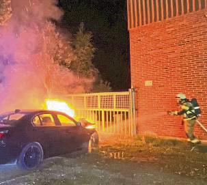 An der Paderborner Straße stand am Sonntag ein Auto in Flammen. Foto: Polizei