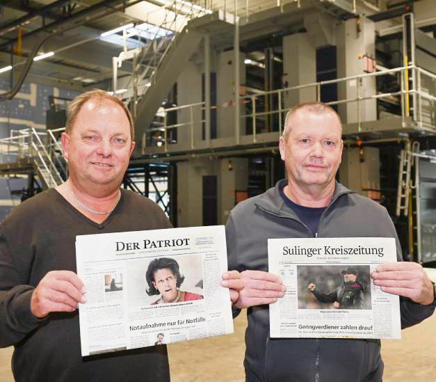 Druckereileiter Dirk Möller (l.) zeigt den Patriot in jetziger Größe, Versandleiter Ulrich Kolkmann die Sulinger Kreiszeitung, die bereits im Berliner Format erscheint.