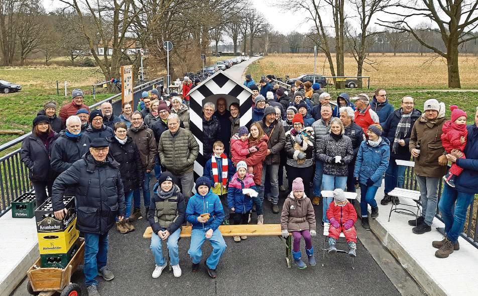Ca. 80 Anwohner rechts und links der Glenne haben sich spontan zu einem Brückenfest auf der frisch sanierten Brücke in Suderlage getroffen. Symbolisch wurde auch ein Grenz-Häuschen an dieser Orts-, Gemeinde-, Kreis- und Regierungsbezirksgrenze aufgestellt.