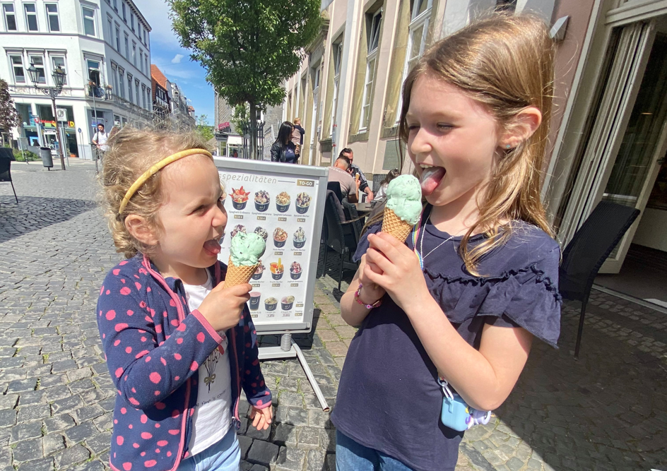 Eis-Zeit in Lippstadt: Die Schwestern Thea und Romy lieben Minze-Eis. Fotos: Vielberg