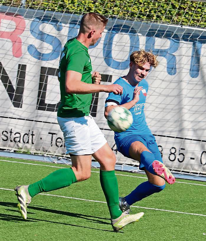 Die Reserve des TuS Lipperode (in Blau) holte gegen die Gäste aus Stirpe laut Trainer Sellik einen „dreckigen Sieg“. Jan Briewig traf zum Endstand in der 56. Minute. Foto: Feichtinger
