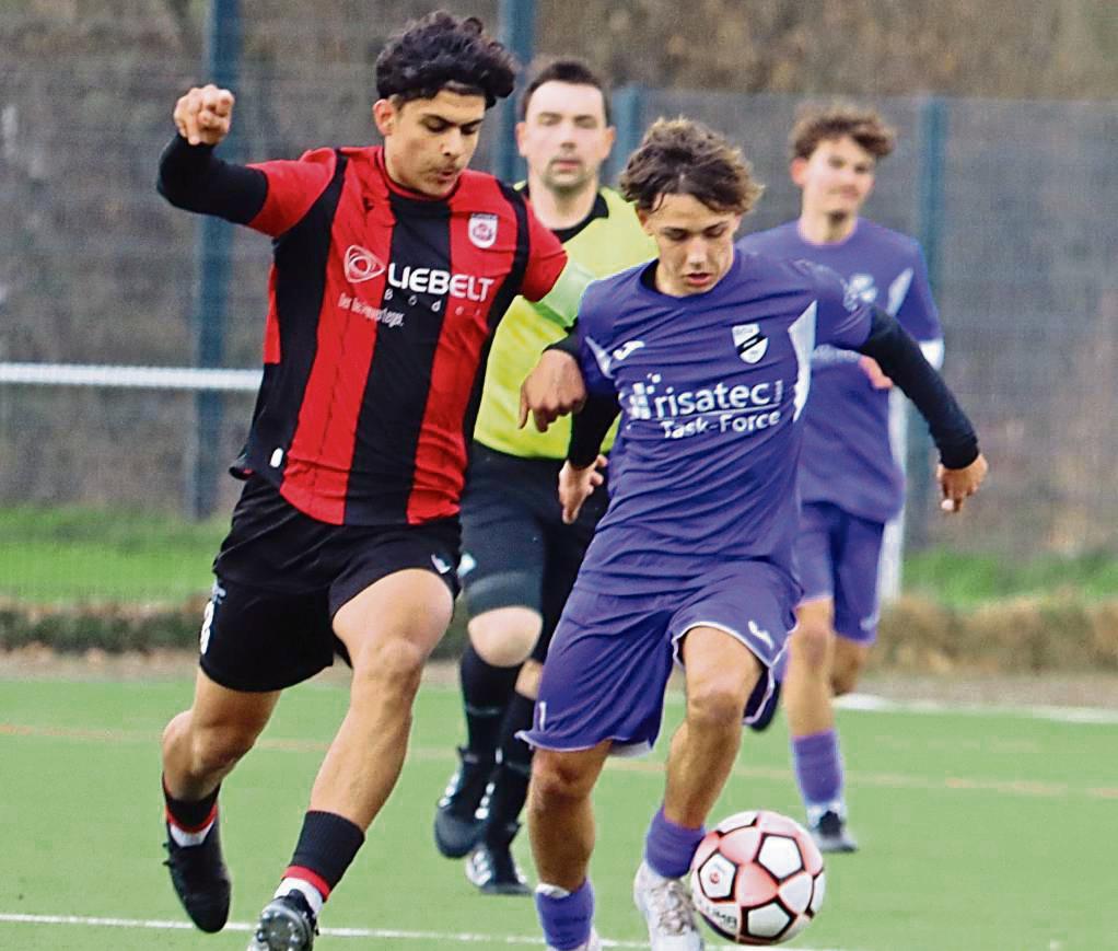 Vorsicht ist geboten! Die B-Jugend des SV Lippstadt (in Schwarz-Rot) bekommt es in Brünninghausen mit einem Gegner zu tun, der noch gegen den Abstieg kämpft. Foto: Feichtinger