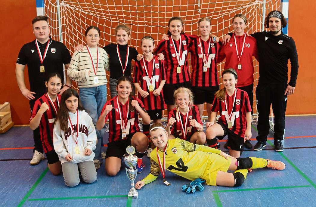 Hallenkreismeister bei den D-Juniorinnen: Der SV Lippstadt holte den Titel, nachdem man im Finale die JSG Suttrop/Belecke/Kallenhardt/Hirschberg mit 1:0 besiegt hatte. Fotos: Uwe Feichtinger