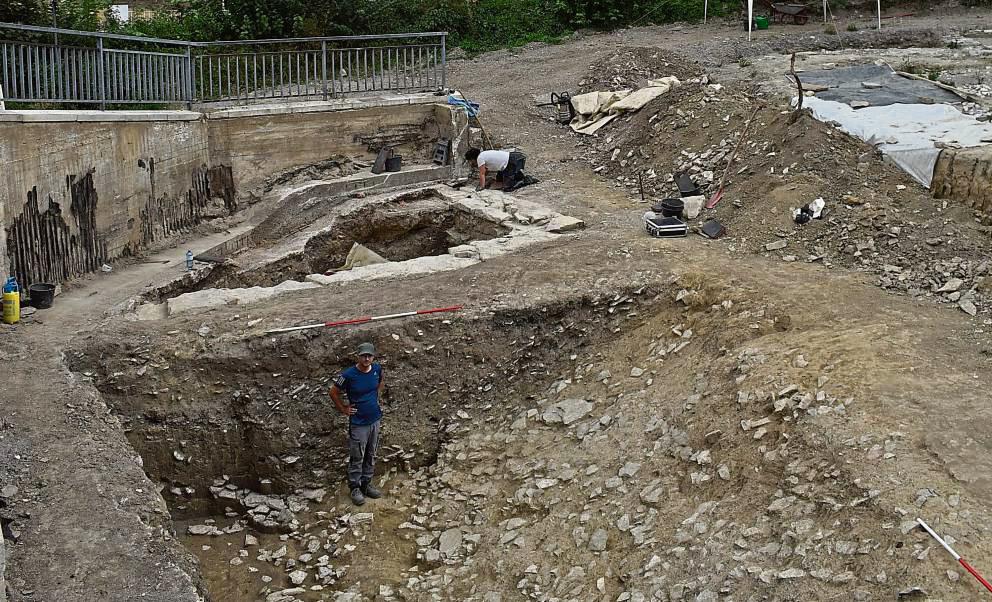 Tief unten: Rund drei Meter tief und zehn Meter breit war der Befestigungsgraben, den das Archäologen-Team entdeckte. Fotos: Ulrich Holtfester