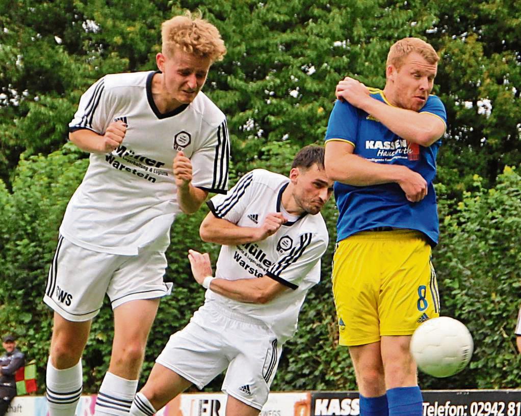Hier verliert Ehringhausens Reinhard (r.) ´das Spielgerät einmal kurz aus den Augen, doch mit einem herrlichen Treffer trug er sich in die Torschützenliste ein. Foto: Schnieder