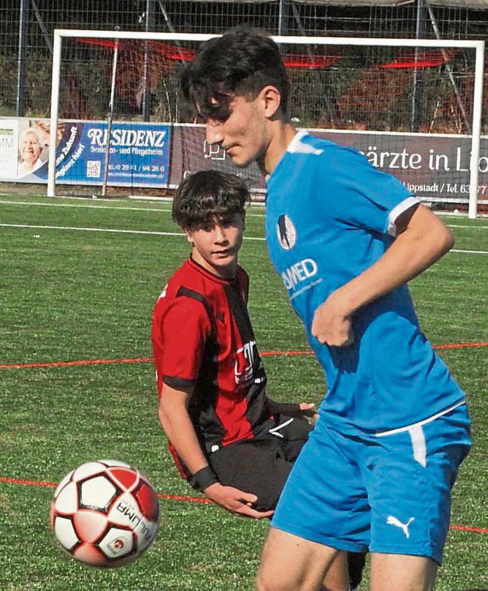 Mit einer starken Defensive legten die C-Junioren des SV Lippstadt (in Schwarz-Rot) den Grundstein zum 4:1-Erfolg gegen die U14 des Hombrucher SV. Foto: Dannhausen
